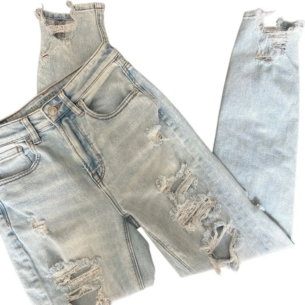 American Eagle high waist Destroyed Mom Jeans Light Wash Size 0